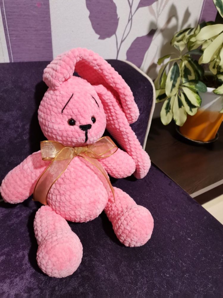 Ръчно плетено бонбонено розово зайче!