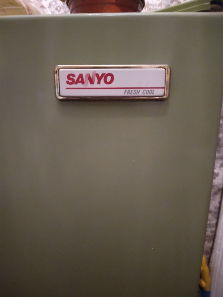 Продаётся Японский холодильник ( Sanyo)