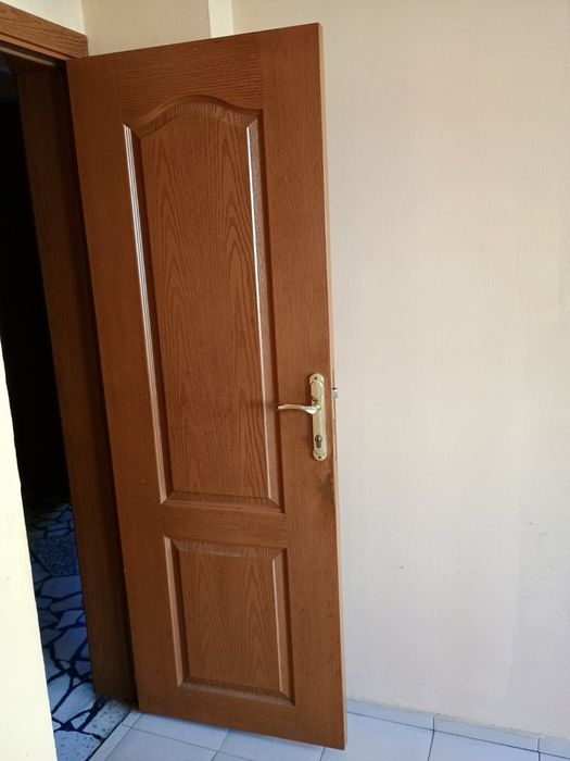 Продавам 3 вътрешни интериорни врати – много добро състояние