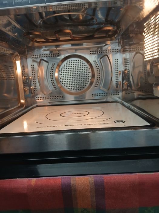 Vând cuptor cu microunde Sharp