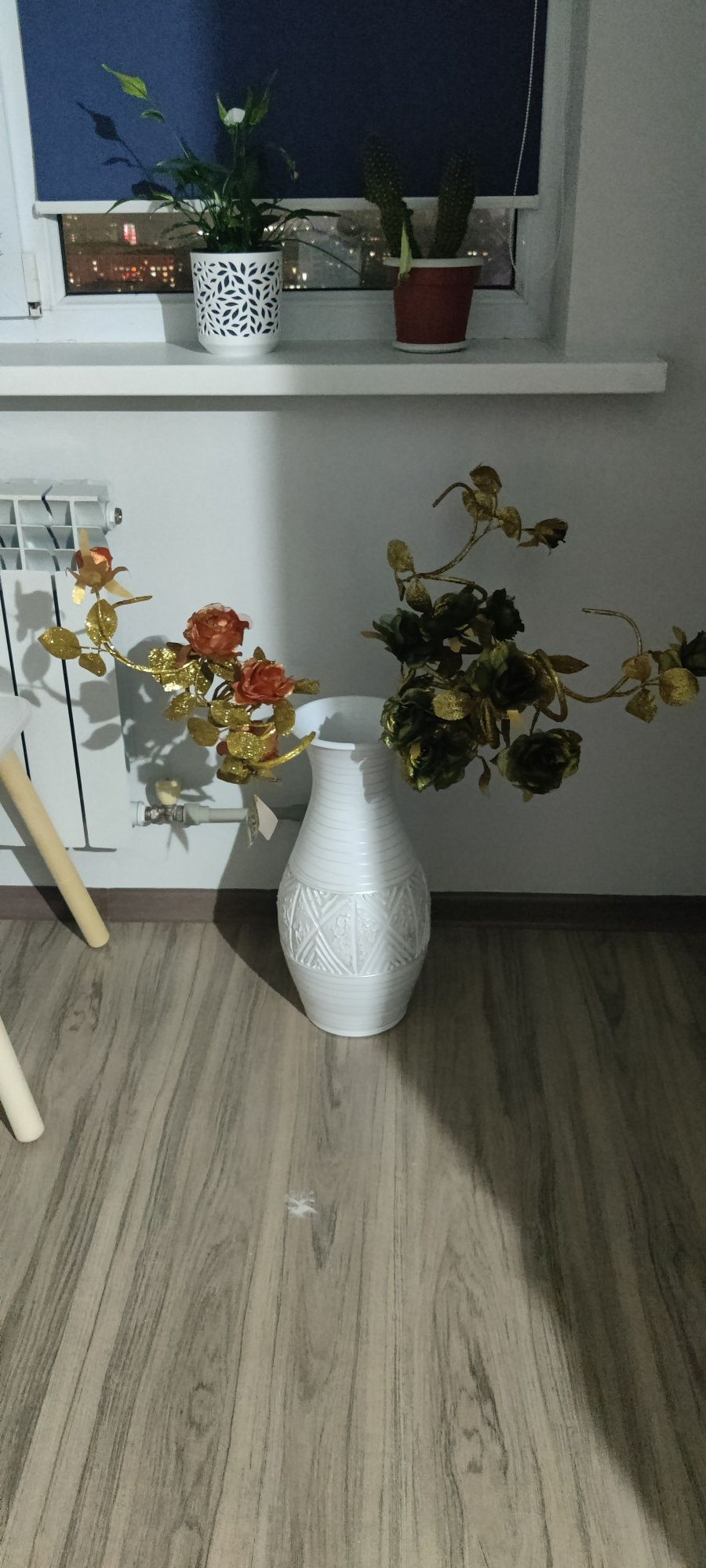 Белая ваза для цветов из керамики