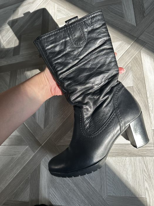 Кожаные сапоги бренда Tamaris