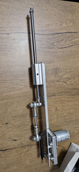 Actuator liniar telescopic.