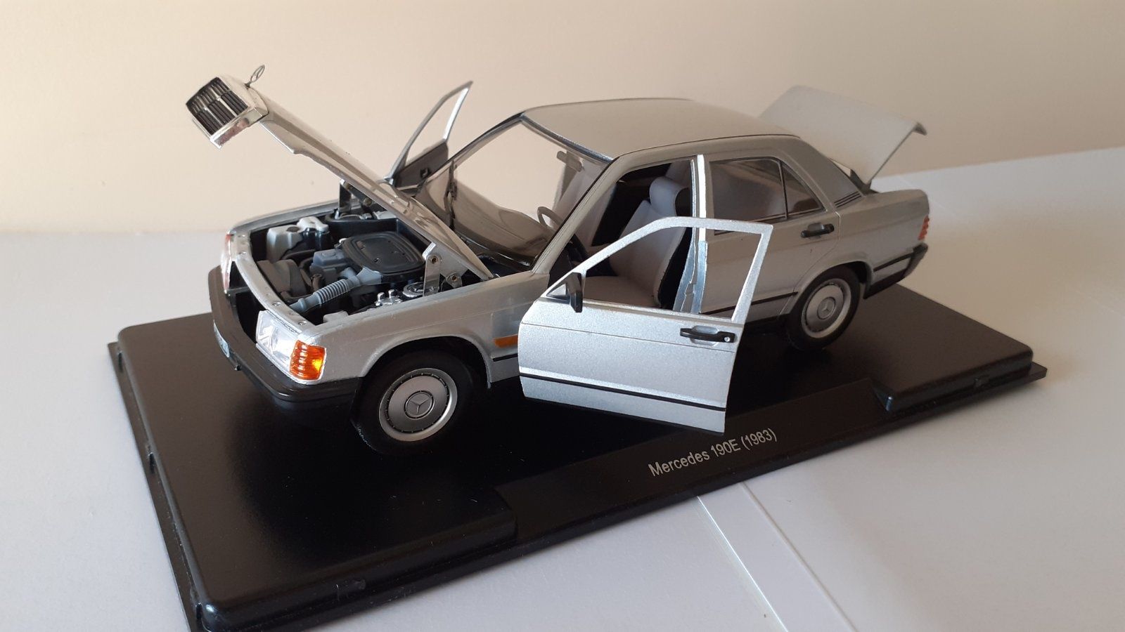 Mercedes-Benz 190 W201 diecast 1:24 Leo Models умален модел