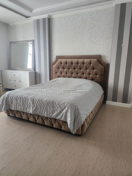 Продам кровать двуспальную с матрасом