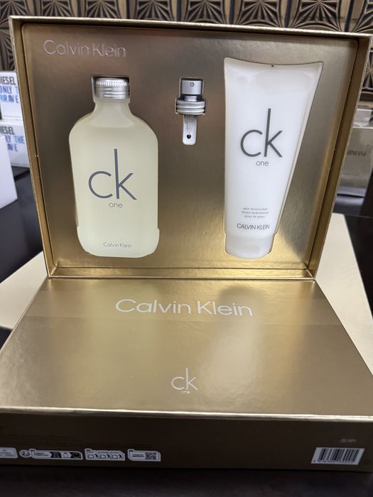 Calvin Klein One unisex SET CADOU 200ml edt + 200ml lotiune, 100% orig