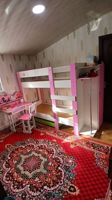 Ikki qavatli krovat stol va stuli bilan. Кровать двухэтажный с столи с