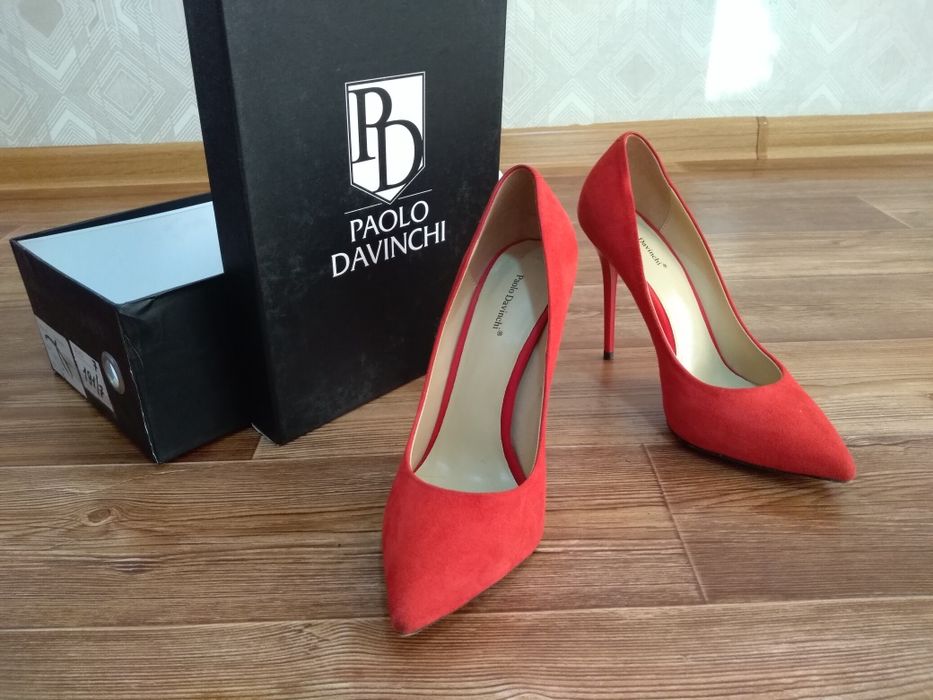 Продам красные замшевые туфли. Размер 36-37.