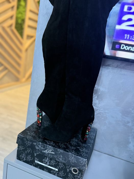 Cizme catifea peste genunchi aplicati pe toc