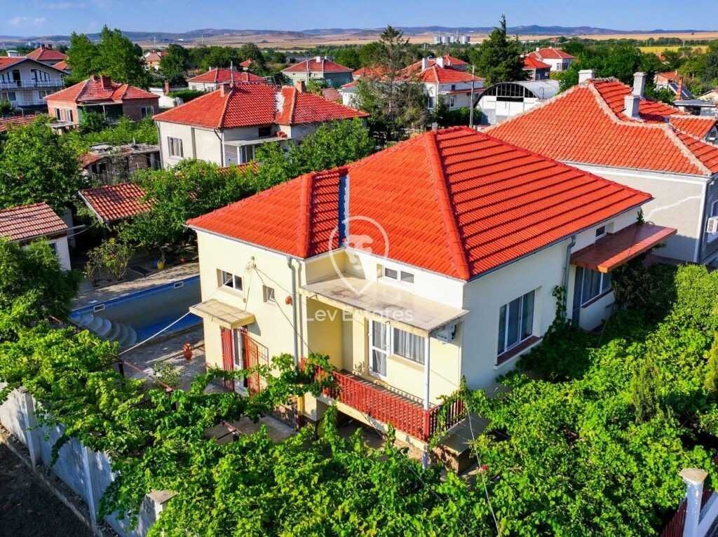 Двуетажна къща с басейн в град Камено, област Бургас