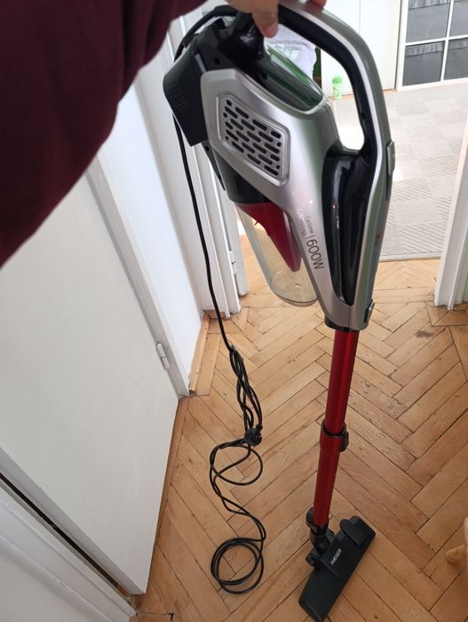 Aspirator vertical cu fir, aspirare cyclonica, fara sac