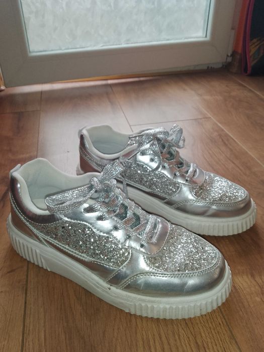 НОВИ ЛАЧЕНИ МАРАТОНКИ, блестящи с пайети. ШИК