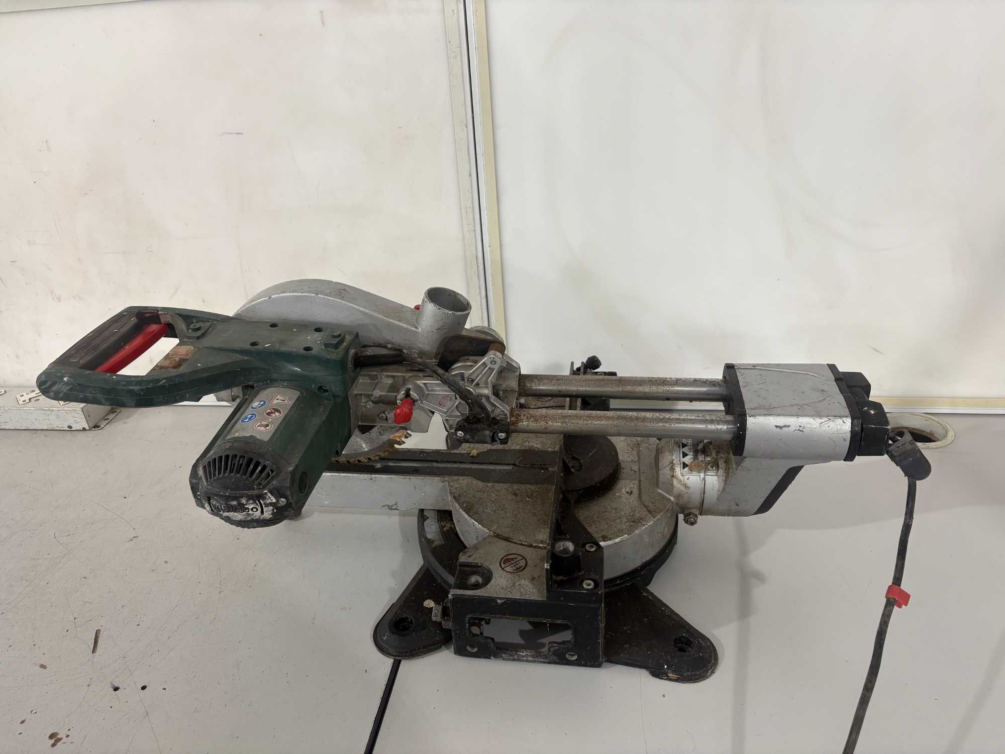 Циркуляр пендула - Metabo 1500 W / 210 mm
