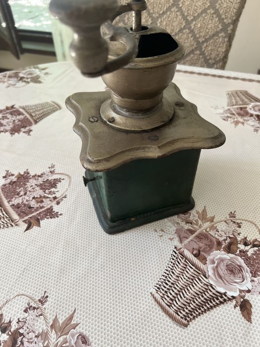 Кофемолка ручной работы  старинная