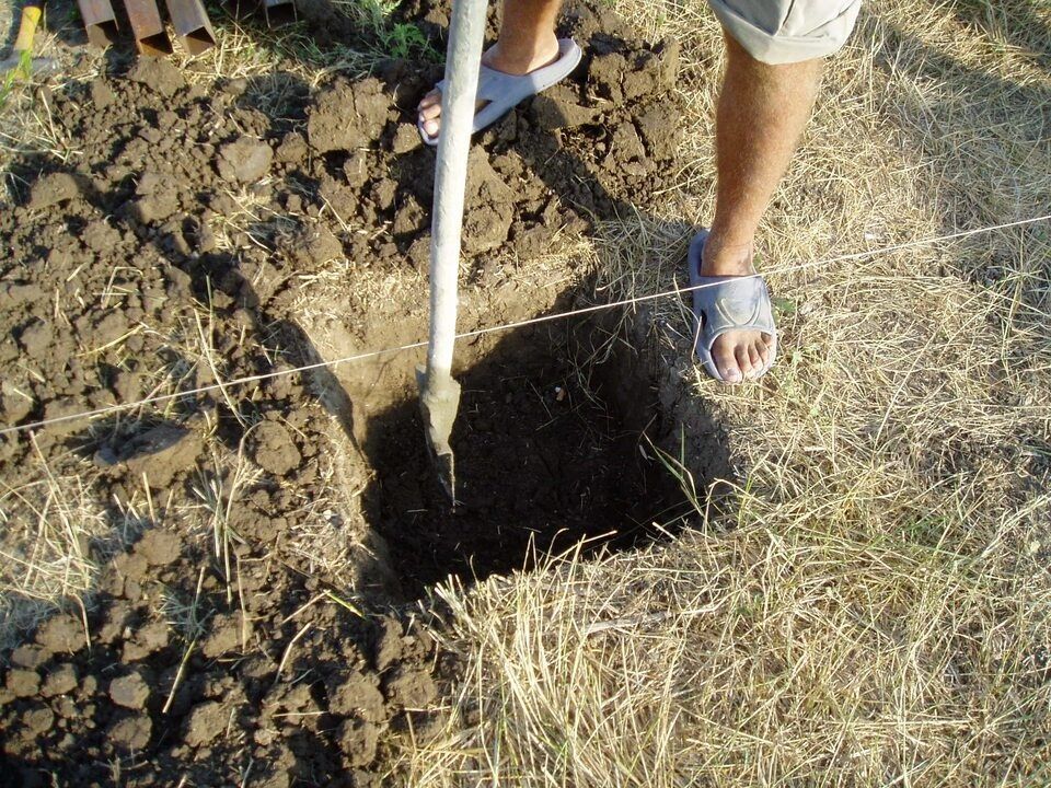 Выкопаю ямы под столбы, копка траншей