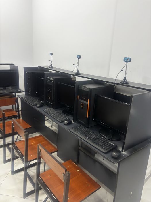 Компютор сотилади холати зўр 7 виндус қўйилган ва оперативка қўйилган