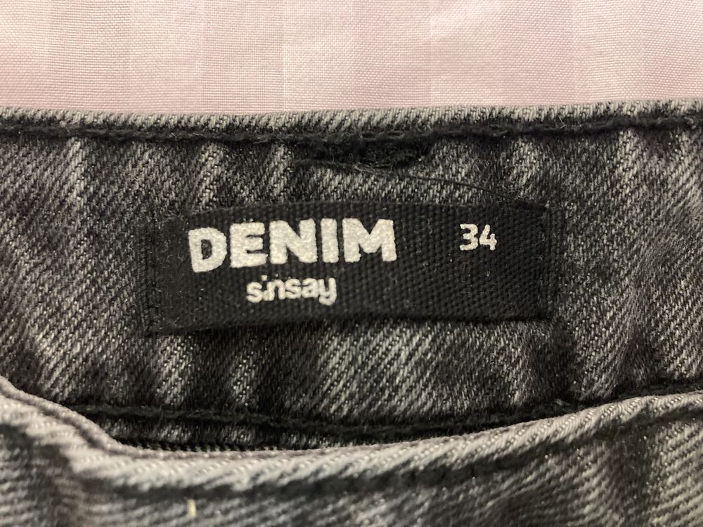 Pantaloni scurti negri denim