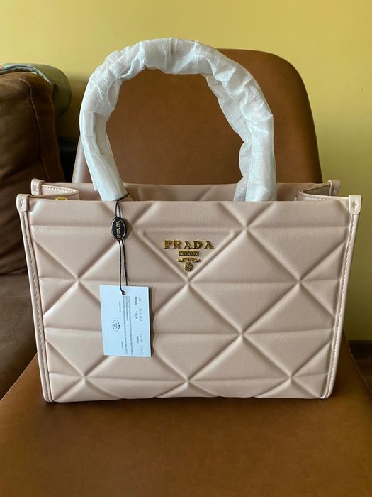 Чанта Prada чисто НОВА