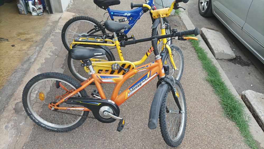 De vânzare trei biciclete