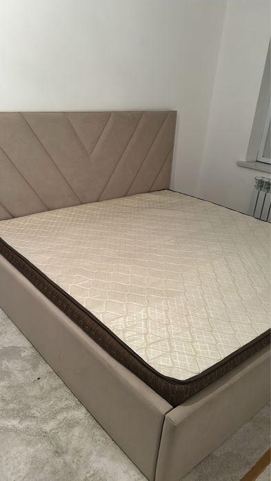 Кровать размером 2 метра на 2 метра с матрасом в хорошом состоянии отд