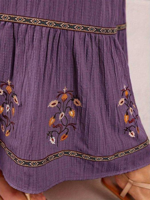 Лилава рокля с дълъг ръкав и цветни бродерии