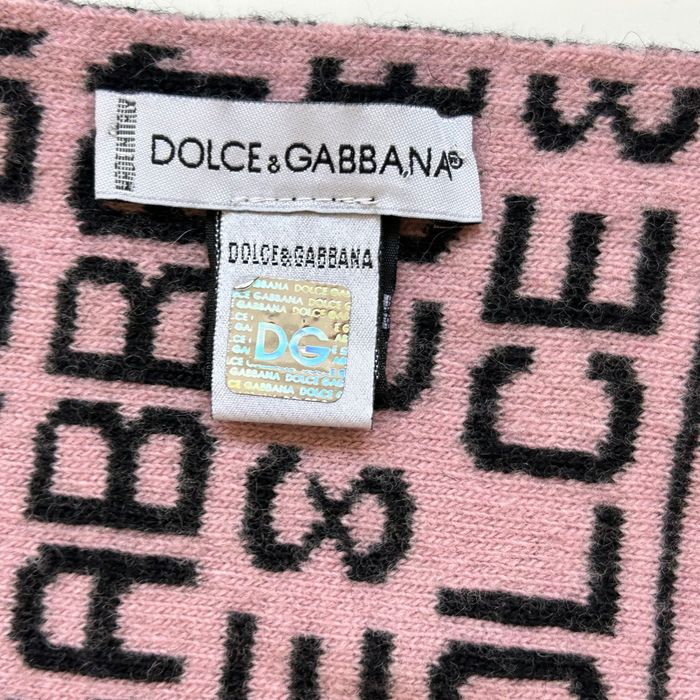 Dolce & gabbana оригинален сет от вълнен шал ш шапка розово и черно
