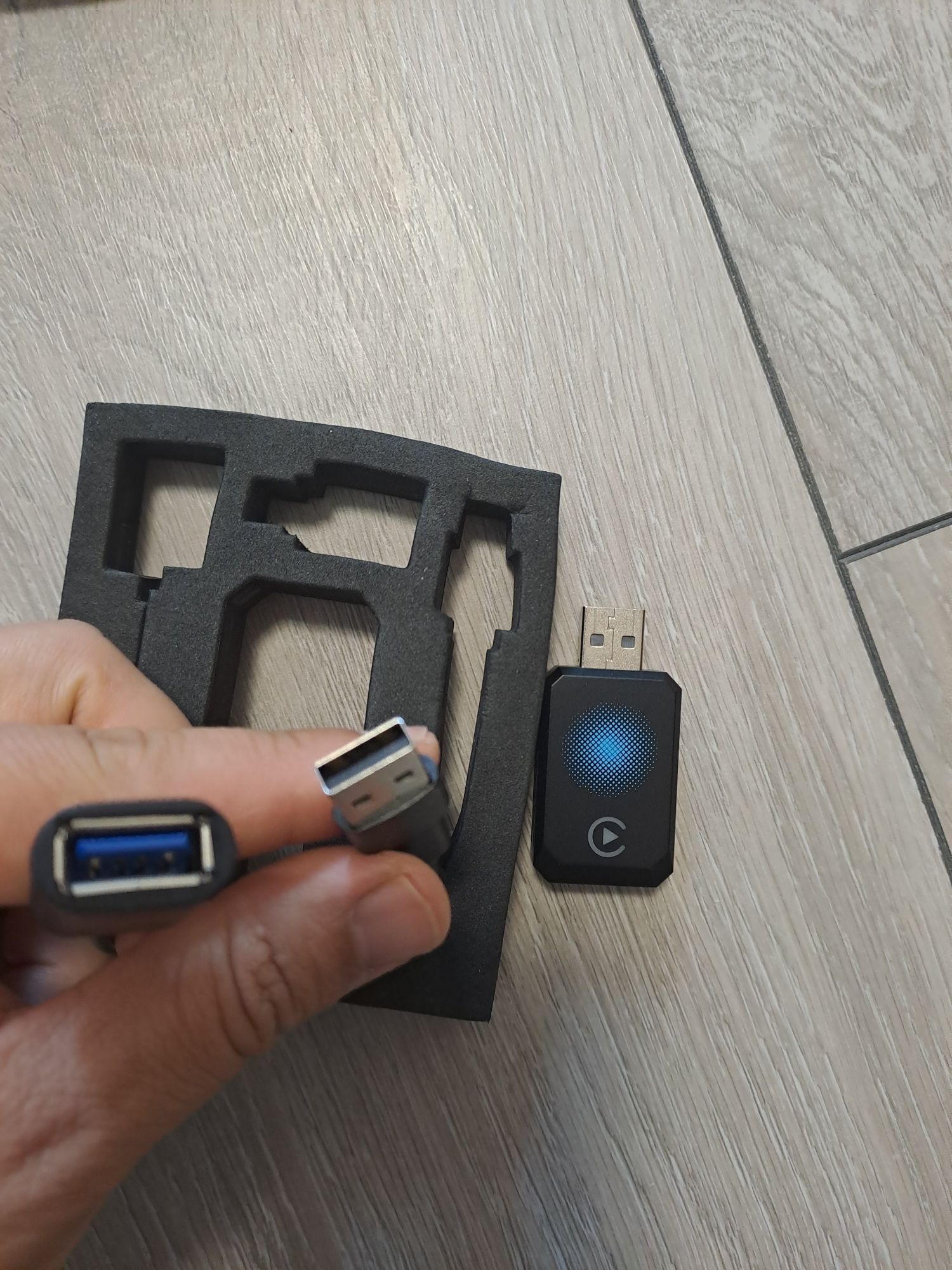 Adaptor wireless CarPlay cu upgrade 2025.