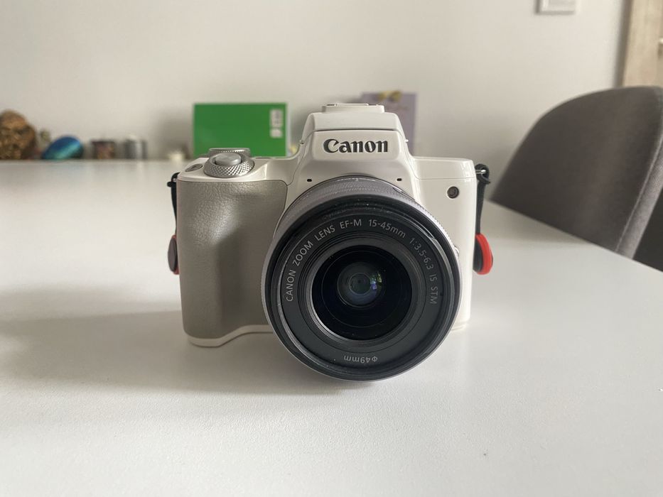 Canon EOS M50 с обектив 15-45мм +допълнителна батерия