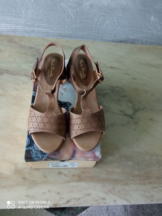 Сандали нови