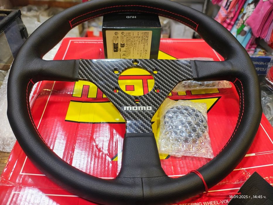 Спортен волан МОМО карбон кожа.