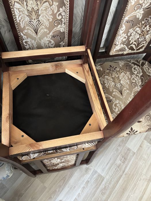 Стулья  6 шт состояние средний. Дерево