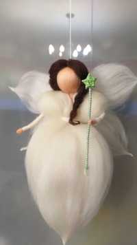 Zânuța Bianca- Figurină din lână inspirată din pedagogia Waldorf.