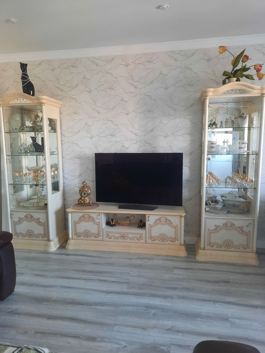 Продаётся тумба под телевизор и две стеклянные витрины .