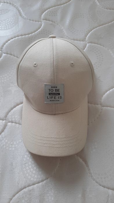 женская бежевая кепка