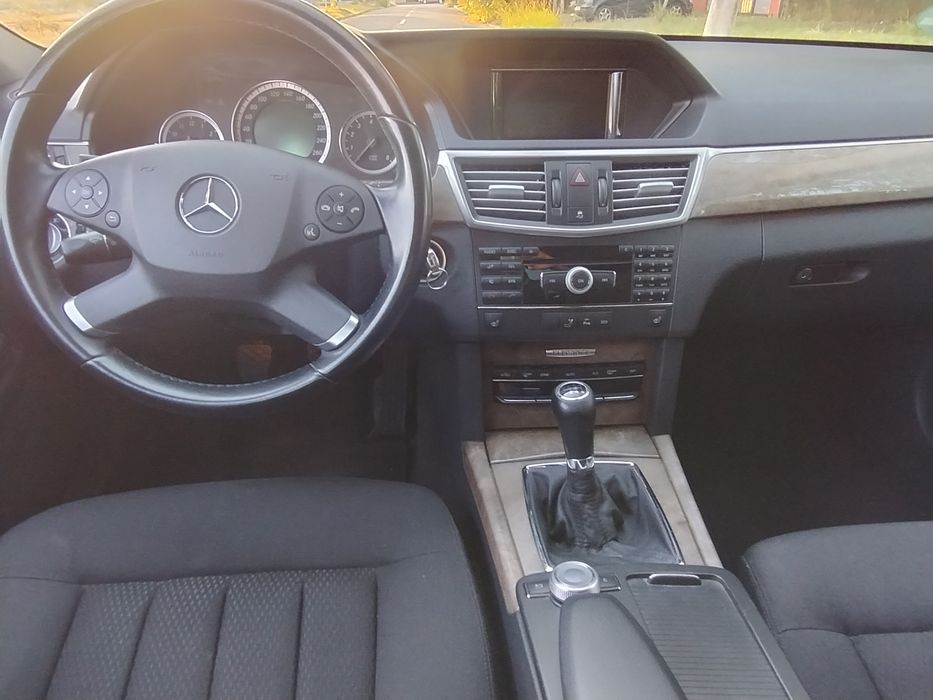 Vând Mercedes E Class  E200 CGI 184Cp Benzină