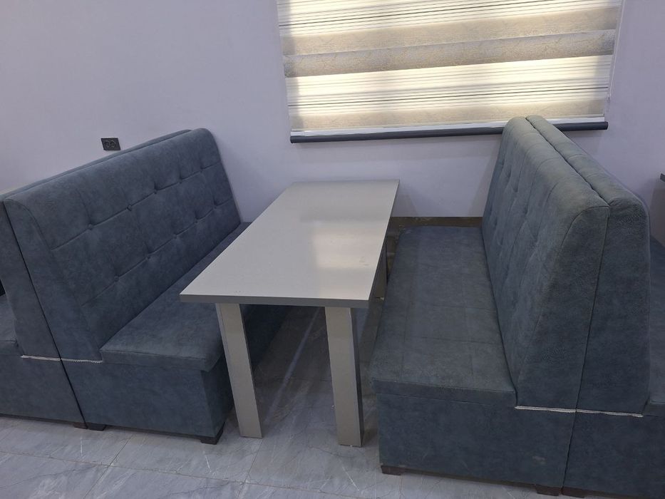 Kafe uchun bar va yumshoq mebel