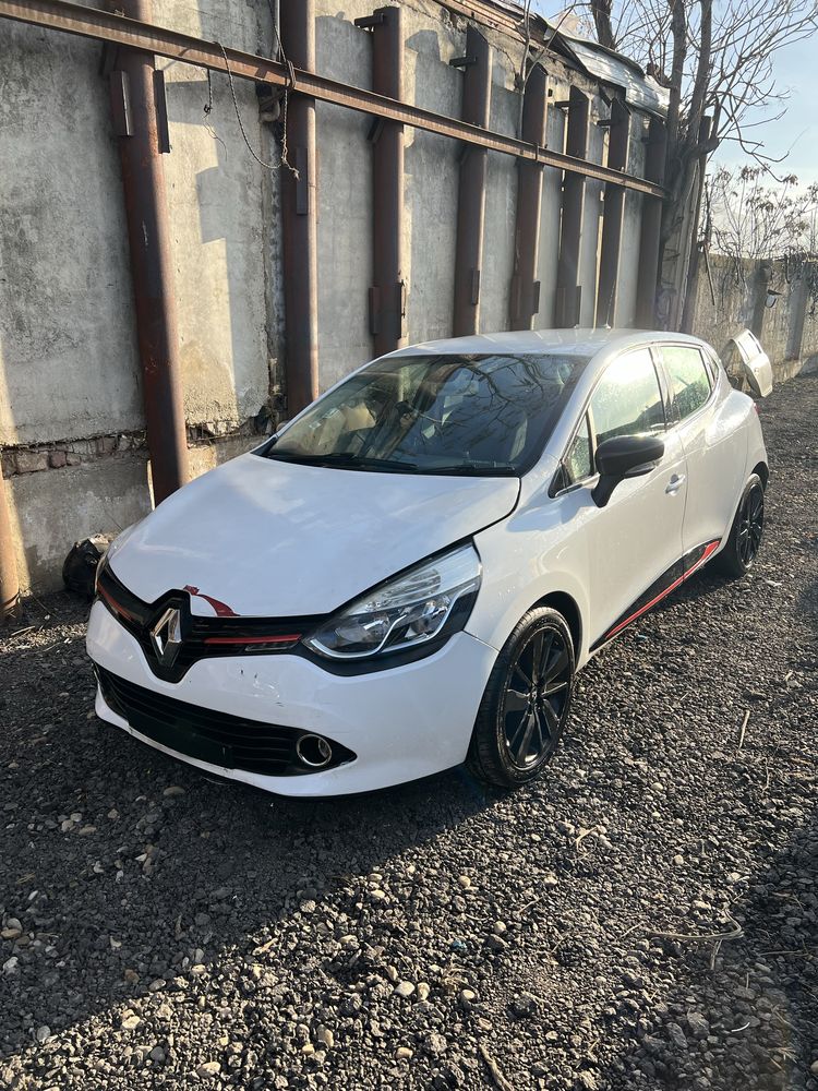 Dezmembrez Renault Clio 4 2013-2020 Usa Bara Haion Capota