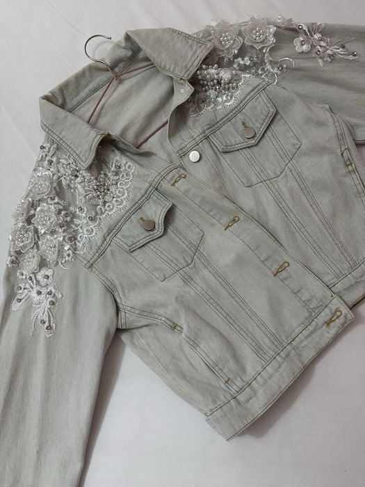 Дамско дънково яке с бродерия