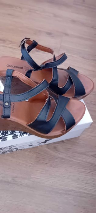 Летни сандали на платформа