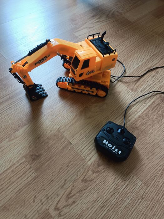 Excavator cu telecomanda