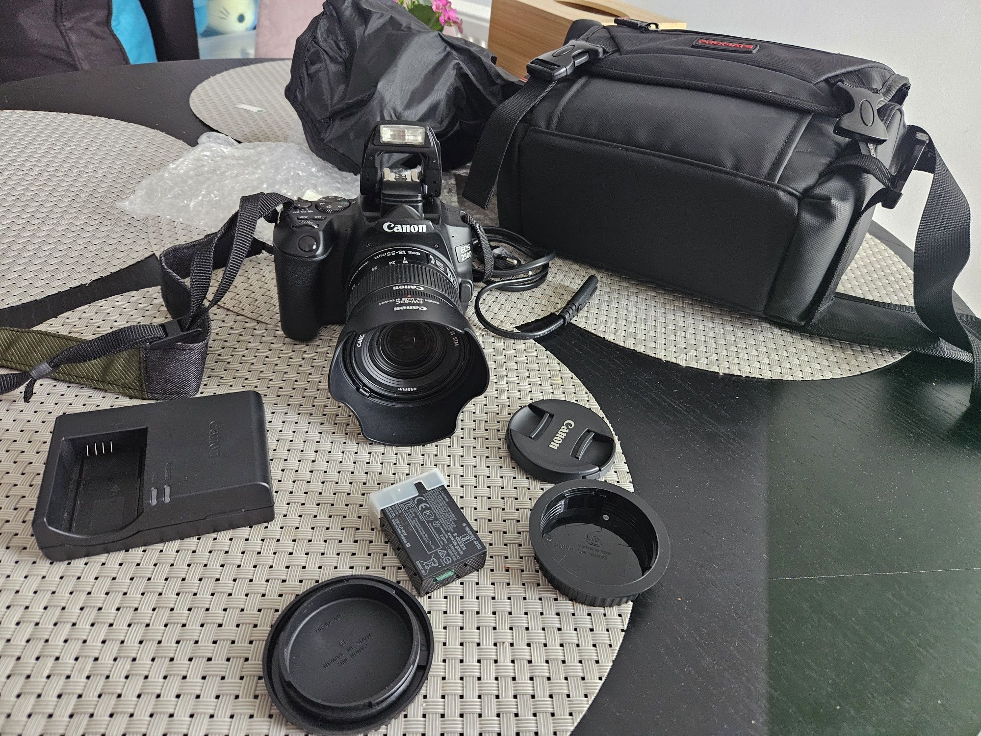 Aparat foto DSLR Canon EOS 250D, 24.1 MP, Wi-Fi, 4K, Negru + Obiectiv