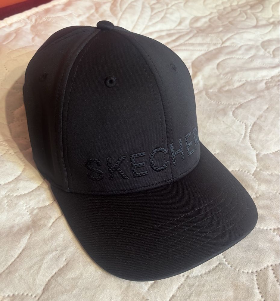 Черна шапка Skechers