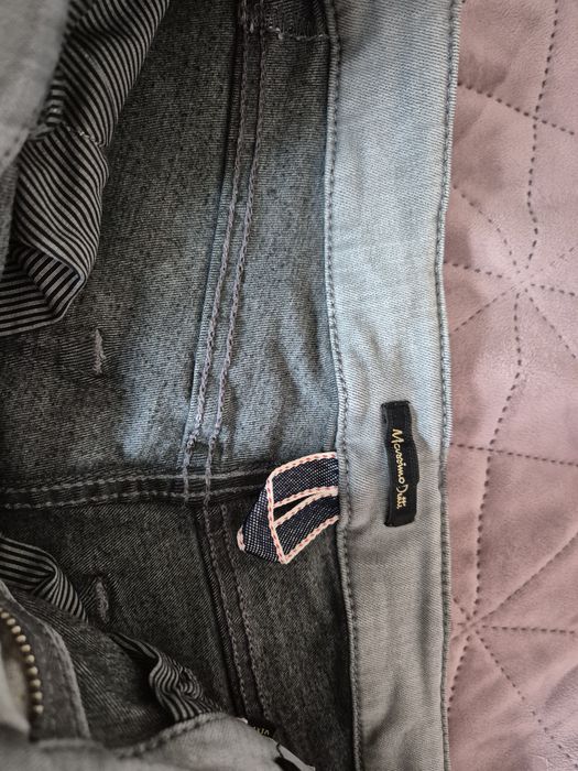 Vând blugi massimo dutti