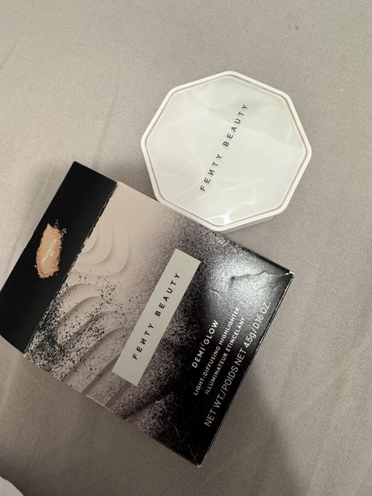 Demi' Glow Light - Iluminator cu difuzare Fenty 100 lei