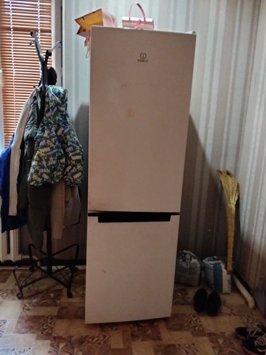 Продается холодильник на запчасти названия indesit