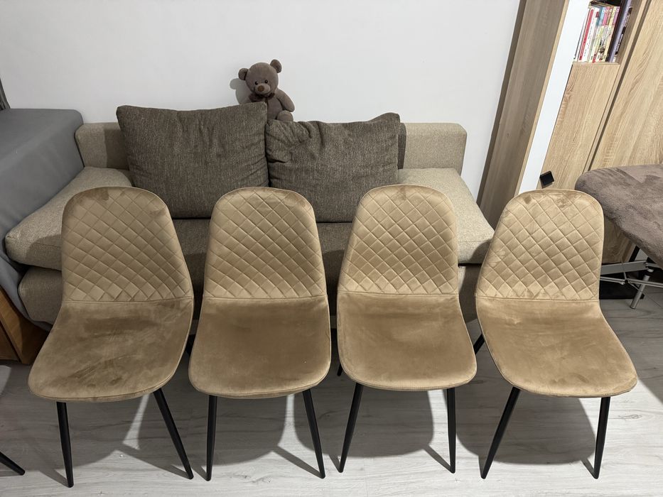 Scaune Tapițate Noi