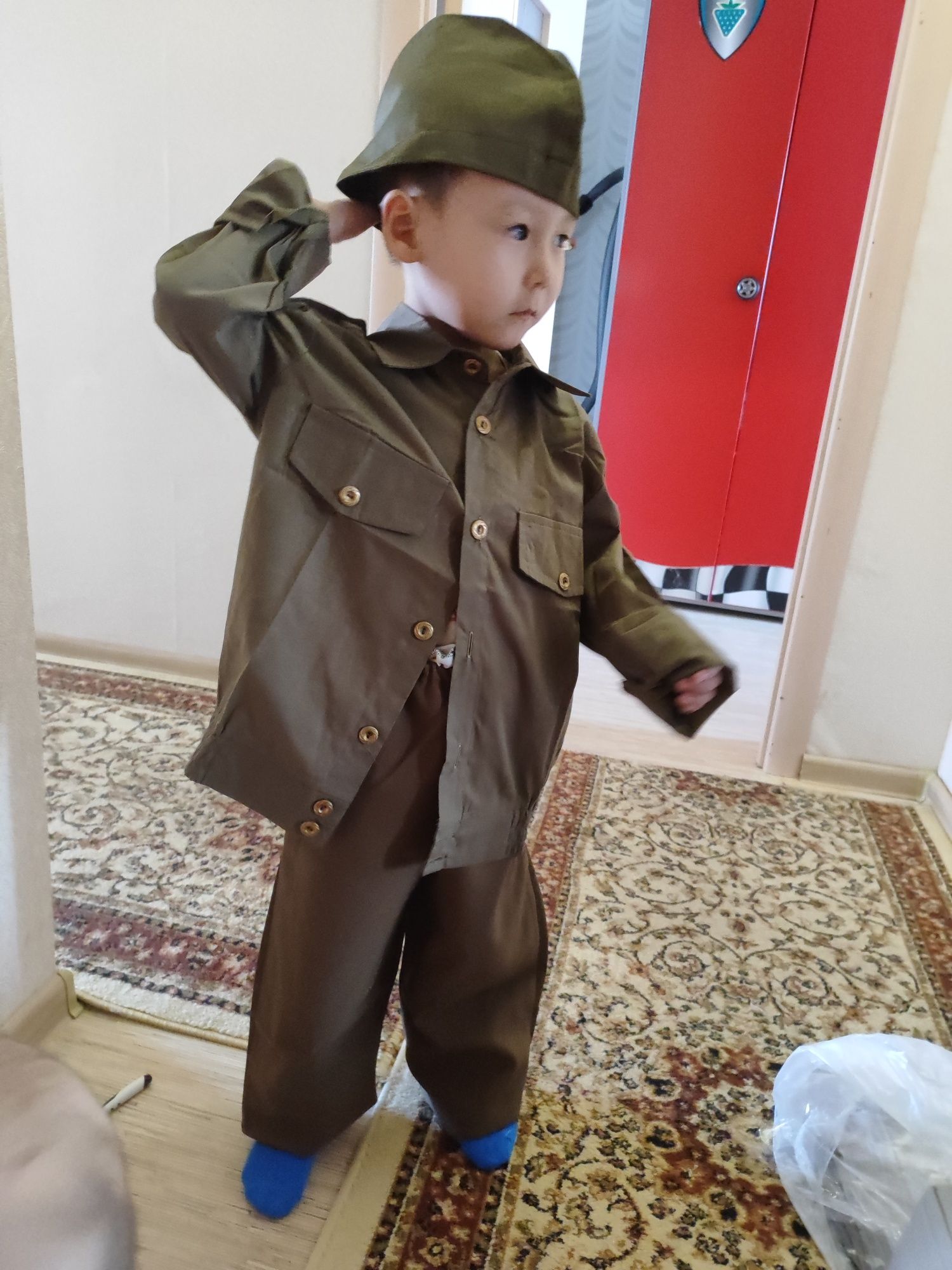 продам военный костюм для мальчика и девочки и девочки