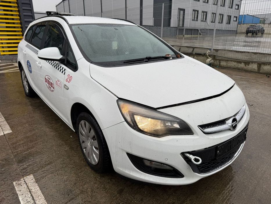 Dezmembrez / Dezmembrari / Piese / Accesorii Opel astra j facelift 2015 break alba 1.6 cdti B16DTL stanga
