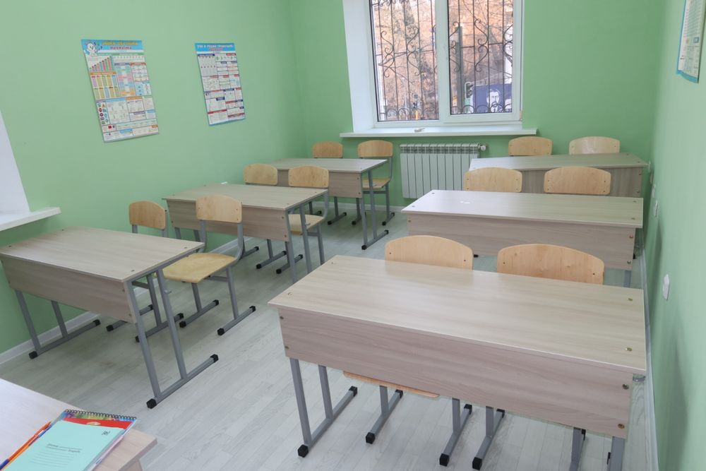 Продаю парты и стулья, учительские столы и шкафы