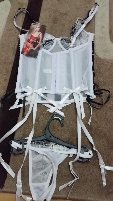 set lenjerie sexy corset jartiere bikini rosu si alb
